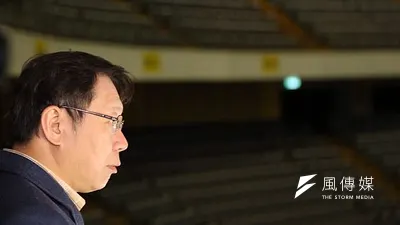 台北市長柯文哲視察巨蛋無言看著場館,彷彿還在心索世大運執行長到底該找誰?(楊子磊攝)