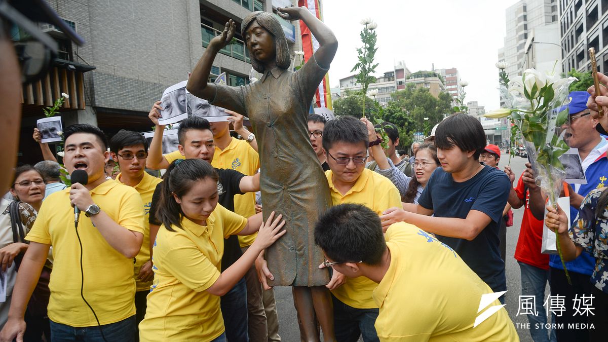 20180827-新黨青年軍「阿嬤站起來,大家站出來」活動,新黨三位市議員參選人一起抬起雕像。(甘岱民攝) 20180827-新黨青年軍「阿嬤站起來,大家站出來」活動,新黨三位市議員參選人一起抬起雕像。(甘岱民攝)