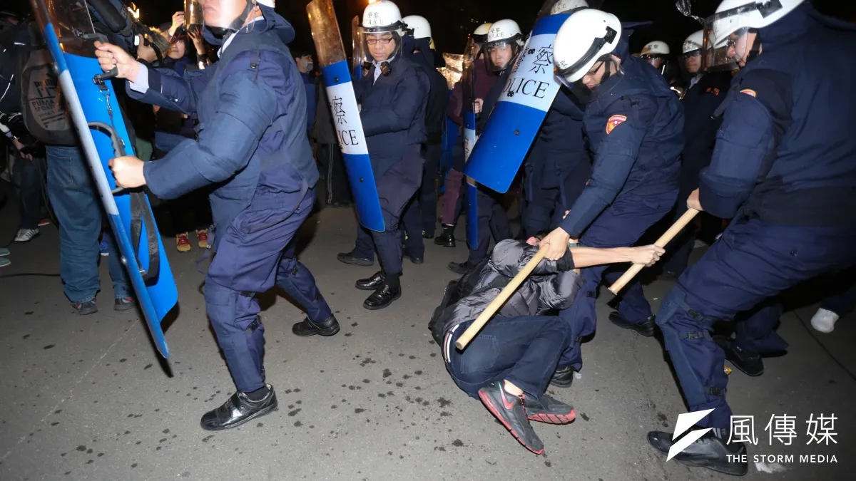 2014年反黑箱服貿運動期間發生「324行政院驅離事件」,當時現場警察暴力驅離聚集於行政院之民眾,甚至以警盾剁擊。(資料照,余志偉攝)