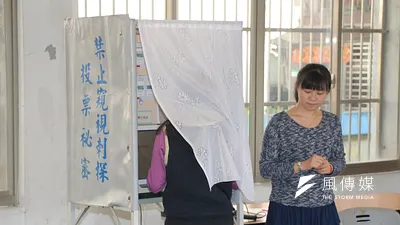 社子島居民進行i-voting投票,結果是柯P青睞的生態社子島案勝出。(葉信菉攝)