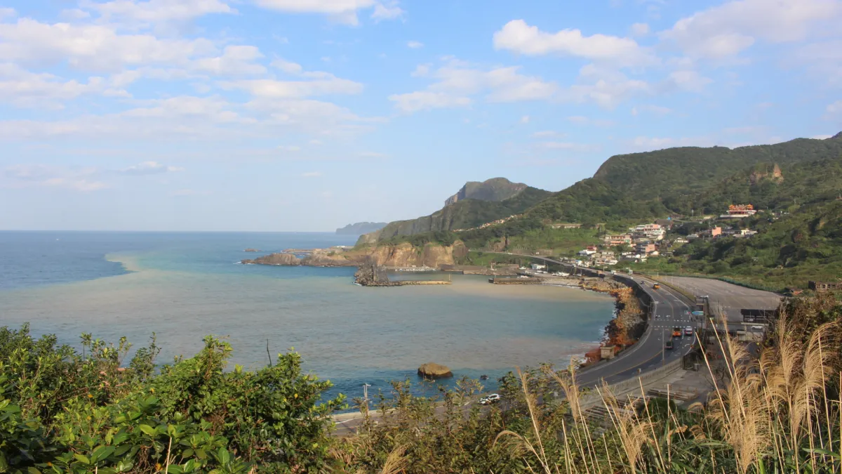 臺灣東北角的陰陽海灣,是臺灣礦業發展的特殊地景,讓人印象深刻。(圖/新北市政府文化局)