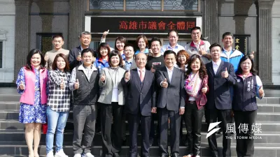 王金平(中)在高雄舉行「辭歲感恩餐會」邀議長許崑源(右3)、副議長陸淑美(左3)及其他黨籍議員參加。(圖/徐炳文攝)