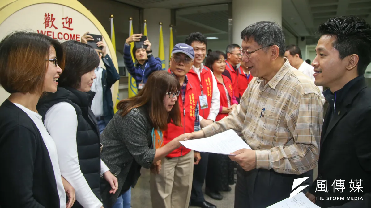 台北市長柯文哲赴民進黨團大會報告議案時,北投家長會的家長們攔路陳情。(陳明仁攝)