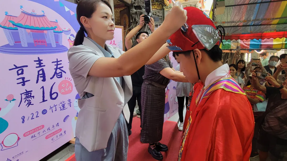 新竹市長高虹安為16歲青少年「脫絭」。(圖/方詠騰攝)