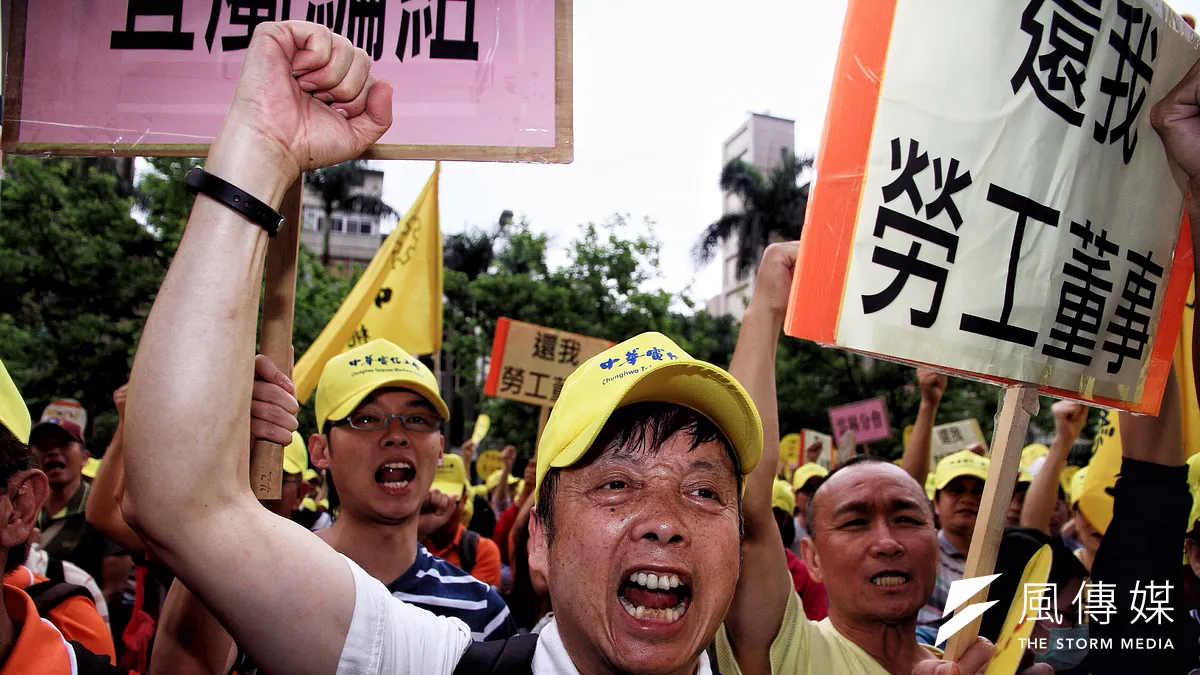 中華電信推動民營化,引發萬人遊行抗議;由主張「公務員年資結算違憲」的工會代表聲請之釋憲案人數逾萬,創下司法紀錄。示意圖,非關新聞個案。(資料照,曾原信攝)
