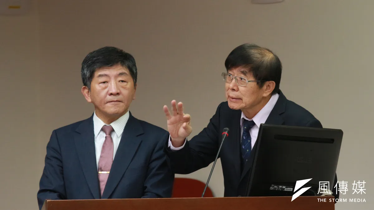健保署日前宣稱北市聯醫「做假帳」,引發醫界跳腳。圖為健保署長李伯璋(右)、衛福部長陳時中(左)。(陳韡誌攝)