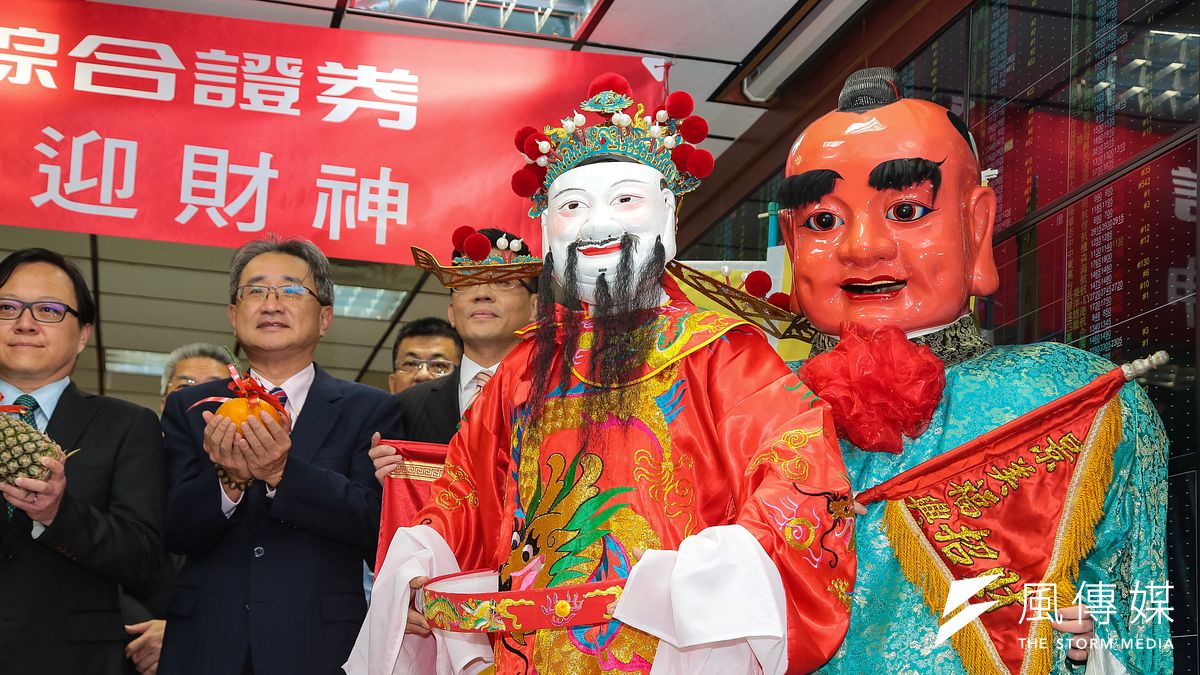 今年全球經濟看好,如果擔心的風險未成真,應該會是不錯的一年。圖為台股開紅盤證券公司請財神爺跳加官。(顏麟宇攝) 今年全球經濟看好,如果擔心的風險未成真,應該會是不錯的一年。圖為台股開紅盤證券公司請財神爺跳加官。(顏麟宇攝)