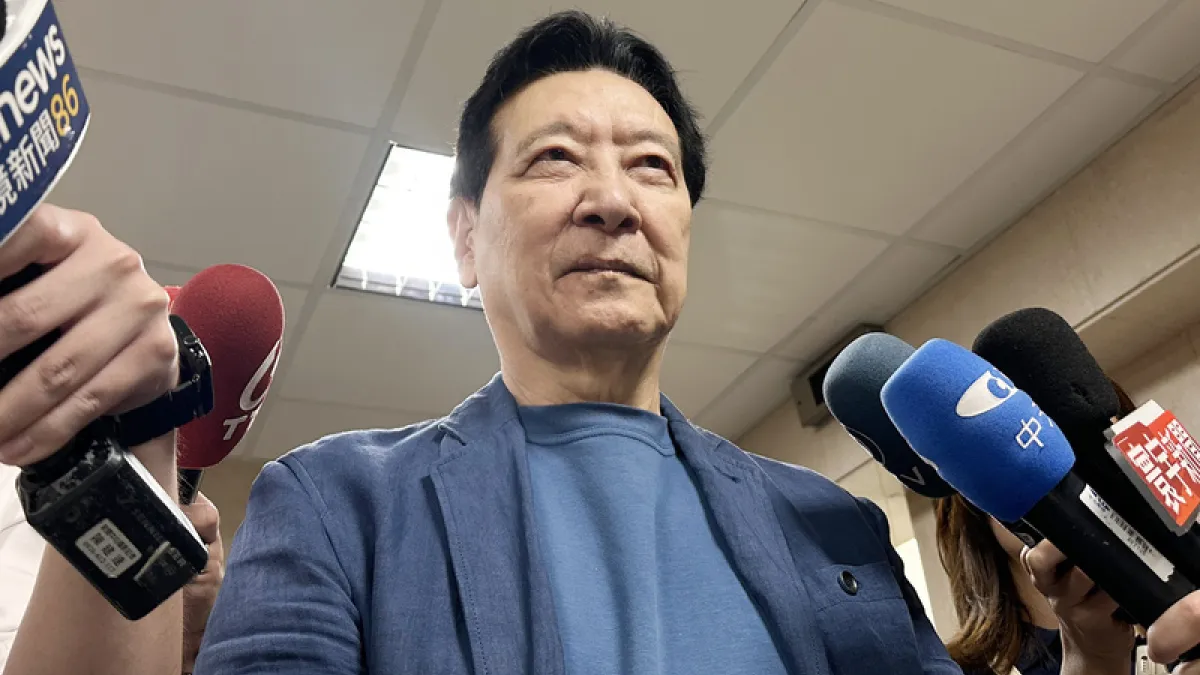 國民黨籍的媒體人趙少康,近日在其主持的媒體節目中,兩度專訪民進黨籍台北市長候選人沈伯洋,引發國民黨內部分中央委員發起連署,建請考紀會開除其黨籍,引發政壇高度關注與爭議。(資料照,中央社)