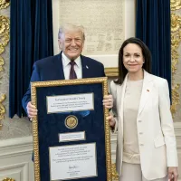 2025諾貝爾和平獎得主馬查多將獎章轉贈給美國總統川普。(白宮X) 2025諾貝爾和平獎得主馬查多將獎章轉贈給美國總統川普。(白宮X)