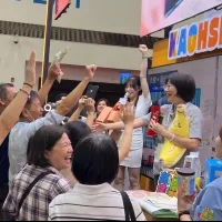 旅展舞台現場與民眾互動,透過介紹農村社區特色與趣味活動,吸引許多民眾參與,現場氣氛熱鬧。(圖/高雄市農業局提供) 旅展舞台現場與民眾互動,透過介紹農村社區特色與趣味活動,吸引許多民眾參與,現場氣氛熱鬧。(圖/高雄市農業局提供)
