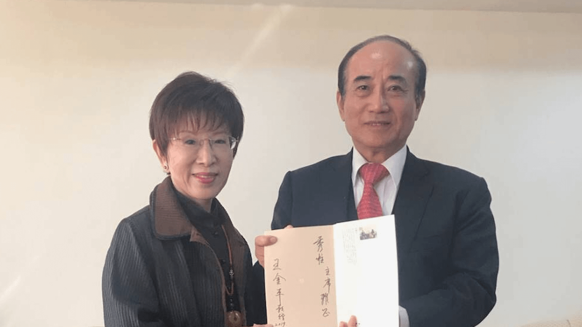 前立法院長王金平(右)28日中午與前國民黨主席洪秀柱(左)會面,互相拜年、敘舊,王並親自致贈自己的新書《橋──走近王金平》給洪秀柱。(王金平辦公室提供) 前立法院長王金平(右)28日中午與前國民黨主席洪秀柱(左)會面,互相拜年、敘舊,王並親自致贈自己的新書《橋──走近王金平》給洪秀柱。(王金平辦公室提供)