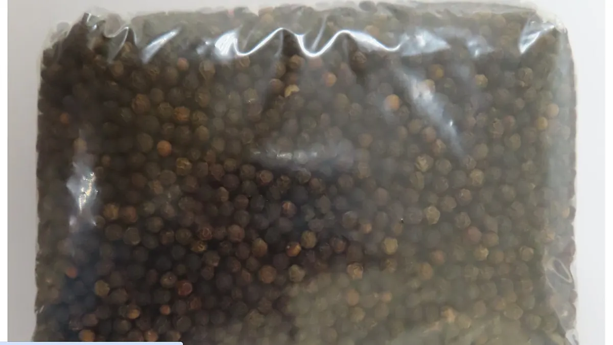 食藥署在邊境查獲小磨坊報驗的黑胡椒粒,殘留農業超標,這批黑胡椒粒在邊境須退運或銷毀。(食藥署提供) 食藥署在邊境查獲小磨坊報驗的黑胡椒粒,殘留農業超標,這批黑胡椒粒在邊境須退運或銷毀。(食藥署提供)