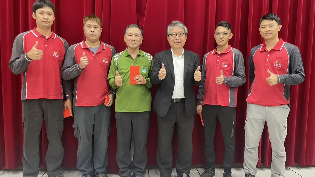 台中市環保局陳宏益局長頒贈環保英雄特殊重大拾金不昧及為民服務特殊事蹟表揚。(圖/台中市政府)