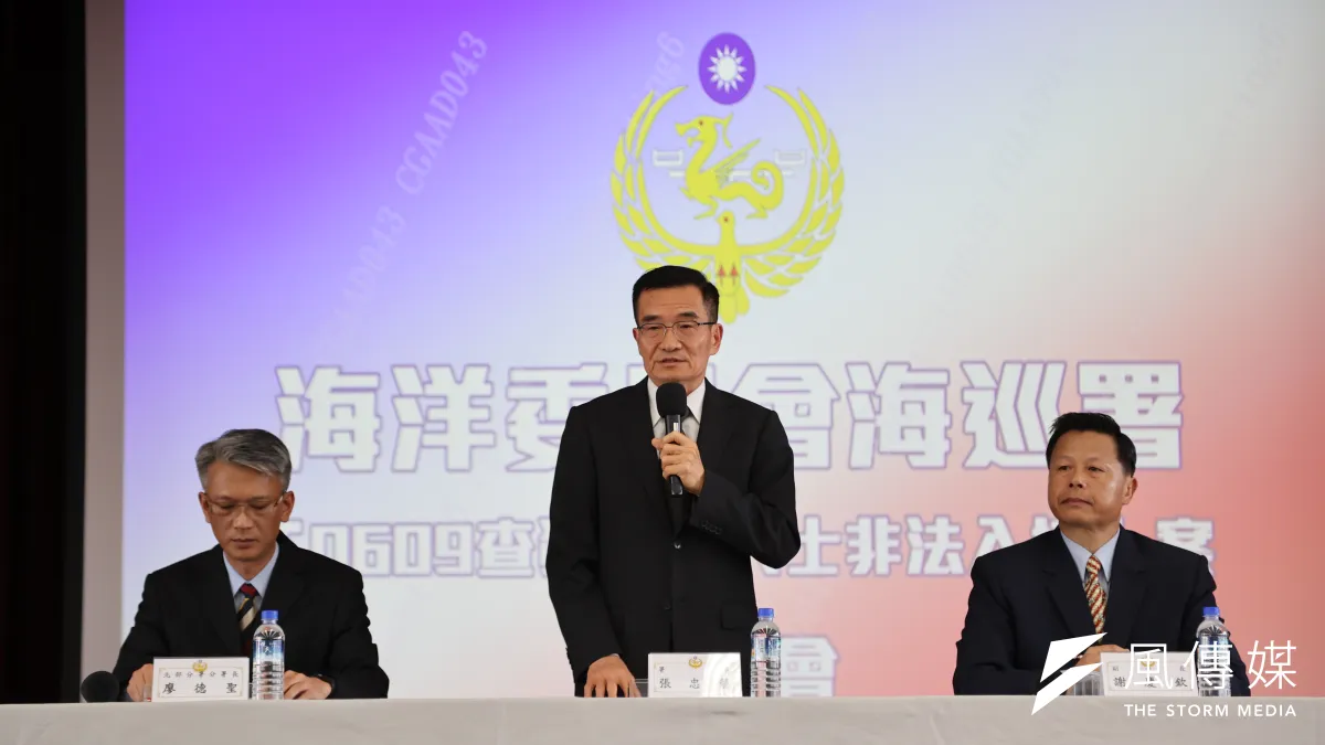 針對中國籍快艇闖入淡水河口,海巡署召開記者會還原整起事件經過,圖為海巡署長張忠龍(中)。(張曜麟攝)