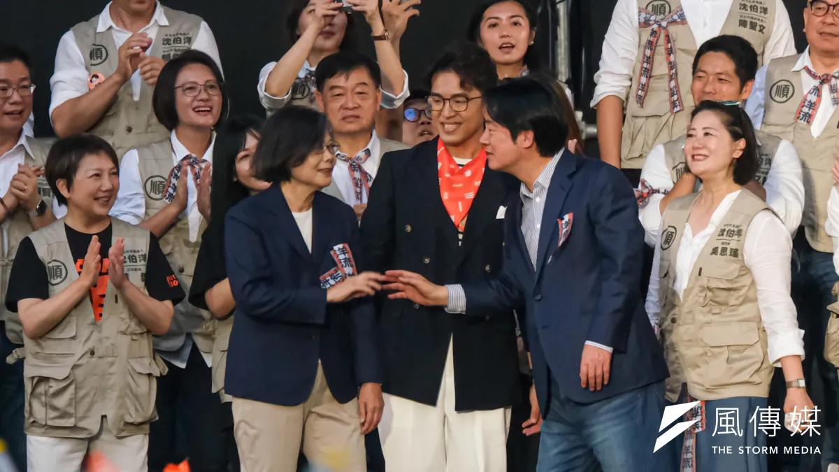 為協助沈伯洋(中)準備台北市長選戰辯論,民進黨派出賴清德(右)、蔡英文(左)的總統等級幕僚。(劉偉宏攝)
