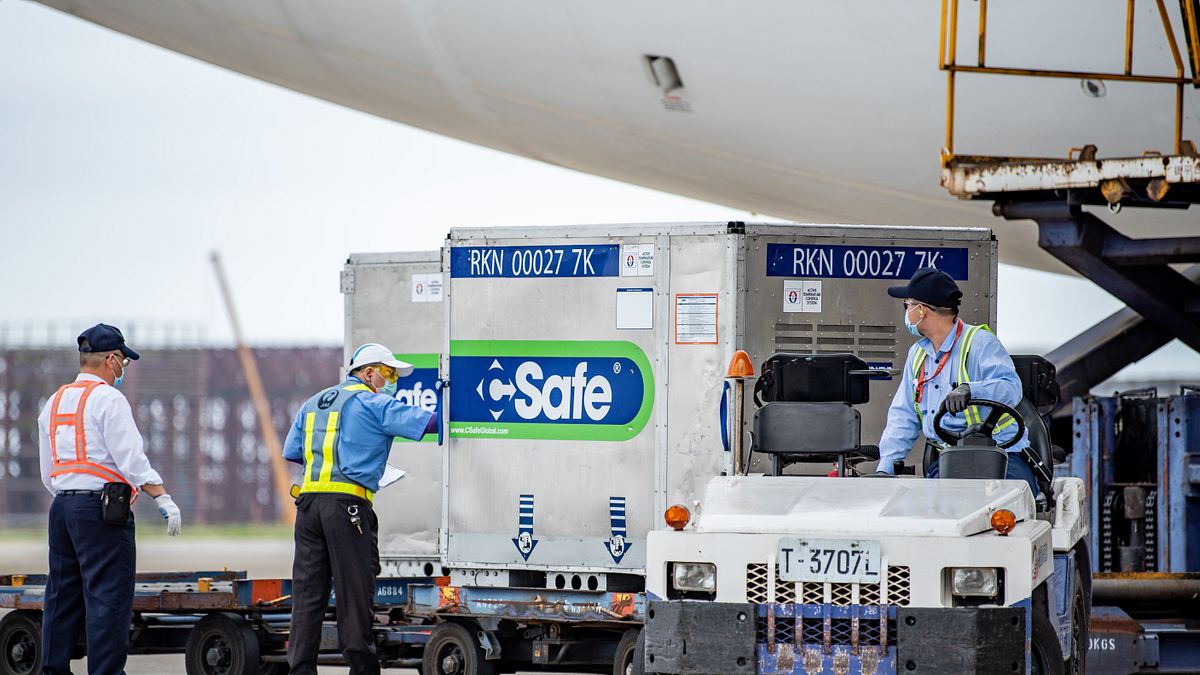 日本贈予台灣124萬劑AZ疫苗已於4日抵台,並於12日起配送其中66萬劑到各縣市供民眾接種。(桃園市政府新聞處提供) 日本贈予台灣124萬劑AZ疫苗已於4日抵台,並於12日起配送其中66萬劑到各縣市供民眾接種。(桃園市政府新聞處提供)