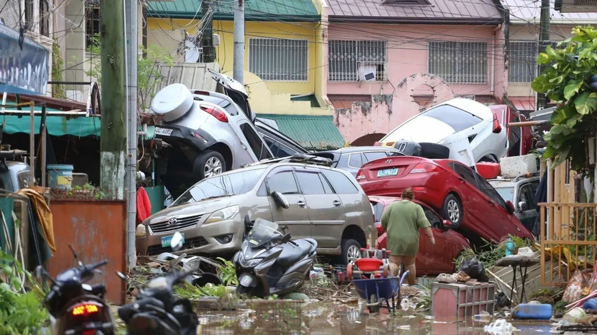 台風25号「カルマエギ」がフィリピンのセブを襲撃、豪雨と洪水で現地の街並みが荒廃。(写真/AP通信提供) 台風25号「カルマエギ」がフィリピンのセブを襲撃、豪雨と洪水で現地の街並みが荒廃。(写真/AP通信提供)