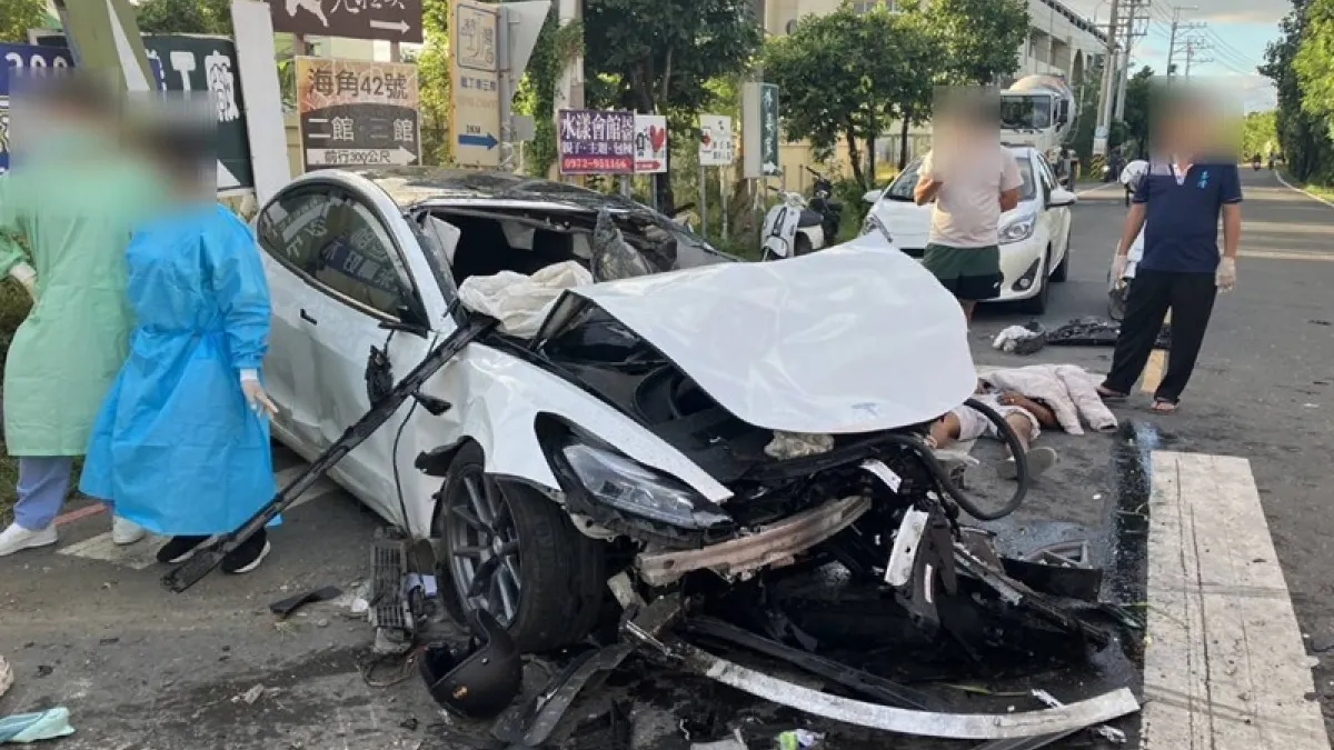恆春發生一起自小客追撞水泥預拌車的嚴重車禍。(恆春警分局)