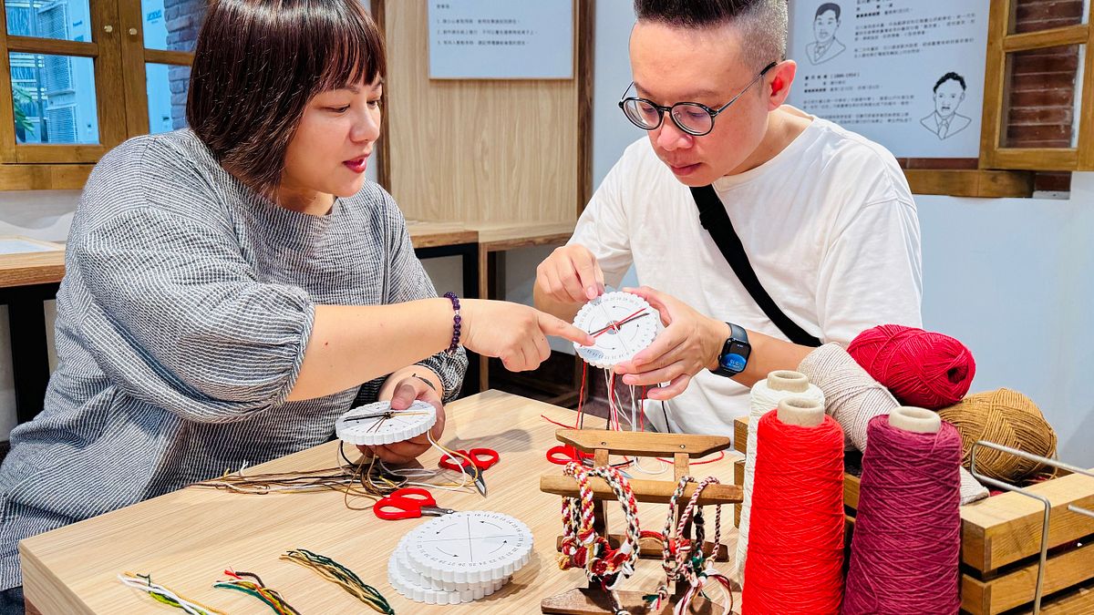 淡水古蹟博物館駐村藝術家陳琇萍(左)推出日本傳統編織法「組紐」DIY工作坊,讓有興趣的人體驗編織的樂趣。(圖/新北市立淡水古蹟博物館) 淡水古蹟博物館駐村藝術家陳琇萍(左)推出日本傳統編織法「組紐」DIY工作坊,讓有興趣的人體驗編織的樂趣。(圖/新北市立淡水古蹟博物館)