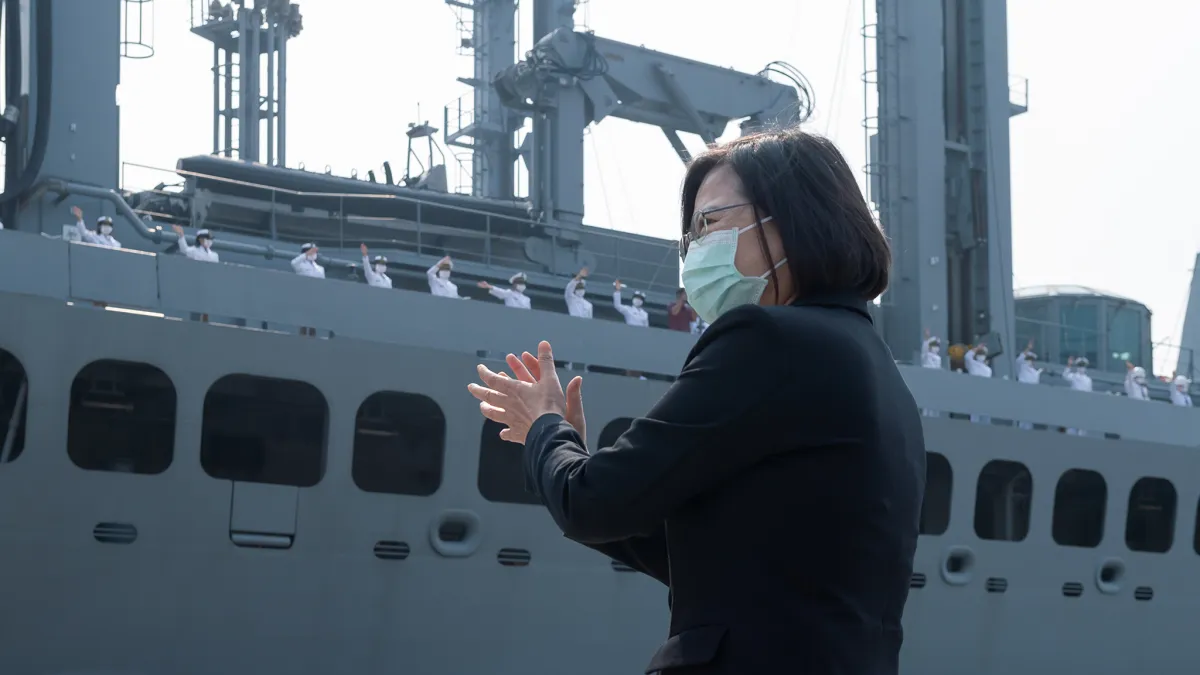 作者認為,防疫抗疫要靠專業與全面的衛教,協助全體國民共同來面對新冠病毒,不是趁機來玩弄政治或切割責任,用口水是無法消滅病毒的。圖為4月9日總統蔡英文主持「海軍敦睦遠航訓練支隊返國歡迎儀式」。(總統府提供)