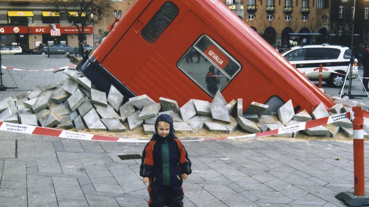 丹麥首都哥本哈根的愚人節,地鐵列車「衝出地面」(Wikipedia / Public Domain)