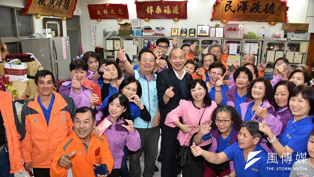 總統敗選,韓國瑜回歸高雄市政。圖為韓國瑜前往各單位頒發慰問金。(圖/徐炳文攝) 總統敗選,韓國瑜回歸高雄市政。圖為韓國瑜前往各單位頒發慰問金。(圖/徐炳文攝)