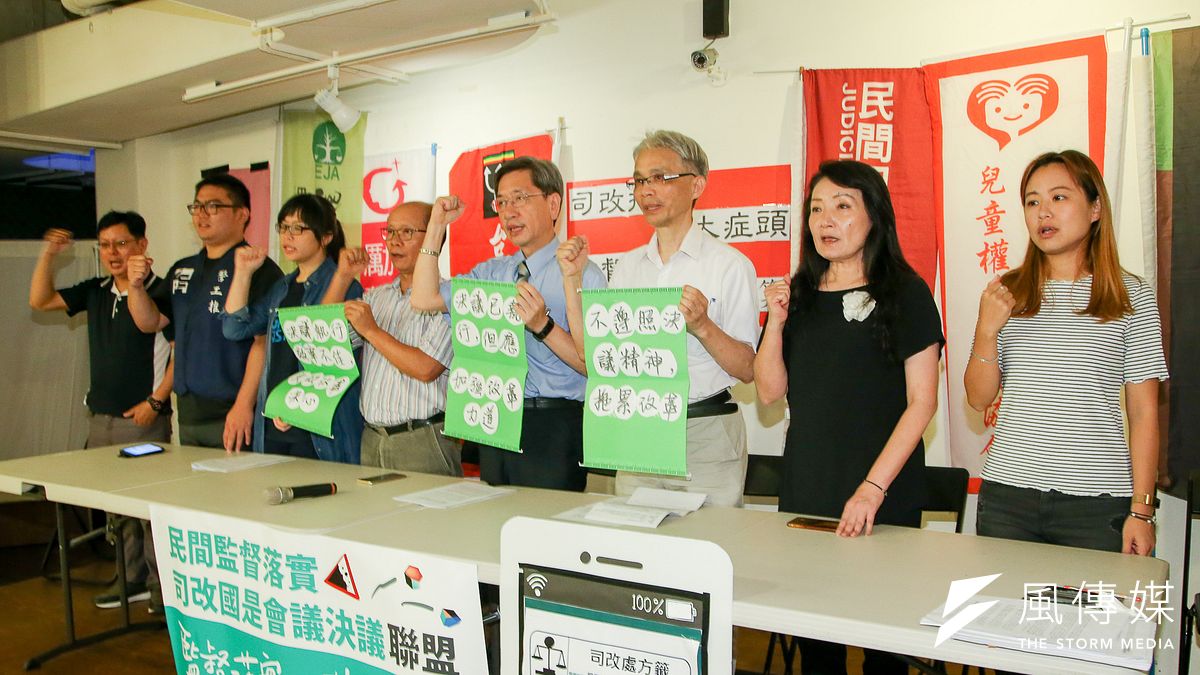 司法改革國是會議召開至今屆滿1年,13日「民間監督落實司改國是會議決議聯盟」舉行記者會檢視司改改革成果,其中勵馨基金會執行長紀惠容、天主教新竹教區越南外勞配偶辦公室神父阮文雄,特別提起移工遭受性侵時的司法困境。(陳明仁攝) 司法改革國是會議召開至今屆滿1年,13日「民間監督落實司改國是會議決議聯盟」舉行記者會檢視司改改革成果,其中勵馨基金會執行長紀惠容、天主教新竹教區越南外勞配偶辦公室神父阮文雄,特別提起移工遭受性侵時的司法困境。(陳明仁攝)