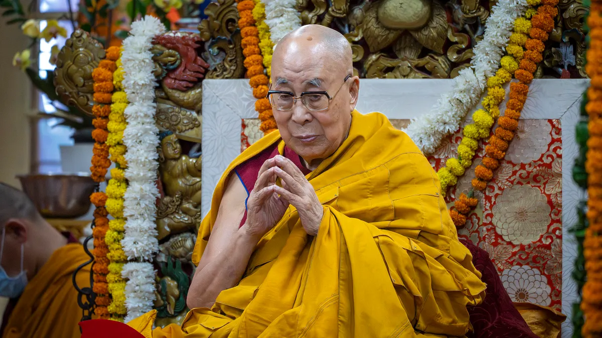 西藏精神領袖達賴喇嘛7月5日在印度達蘭薩拉戴著禮帽主持活動,流亡藏人為他祈禱長壽。(資料照,美聯社)