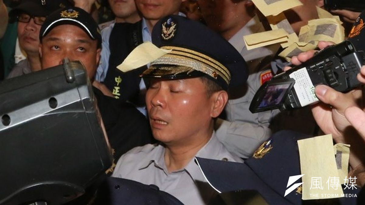 11日民眾包圍中正一分局,局長方仰寧出面時,有人對他丟冥紙。(余志偉攝) 11日民眾包圍中正一分局,局長方仰寧出面時,有人對他丟冥紙。(余志偉攝)