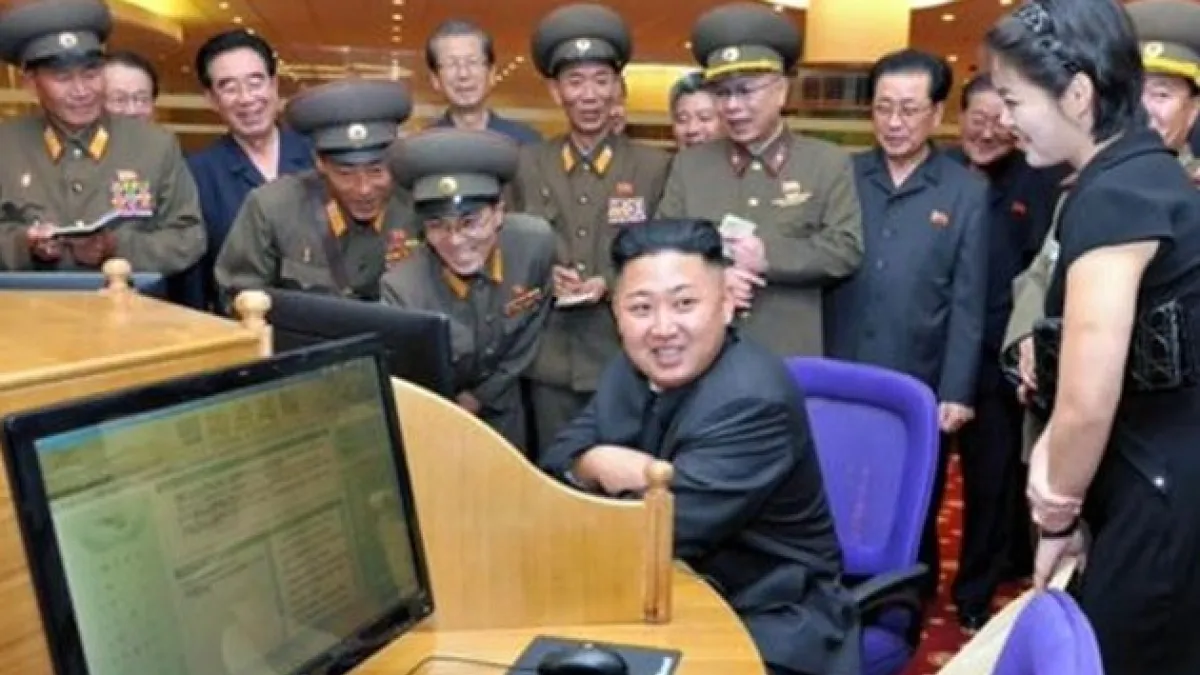 北韓領導人金正恩視察電子圖書館(取自推特)