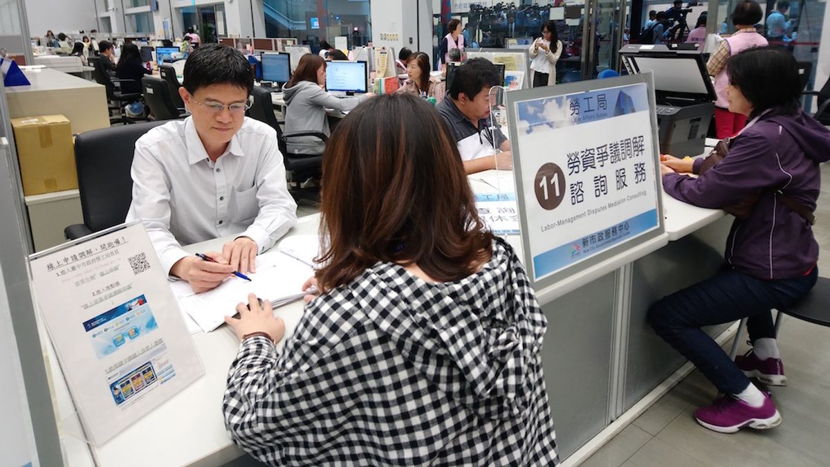 臺中市政府勞工局增設勞資爭議調解櫃台,協助處理著資爭議。(圖/台中市政府提供) 臺中市政府勞工局增設勞資爭議調解櫃台,協助處理著資爭議。(圖/台中市政府提供)