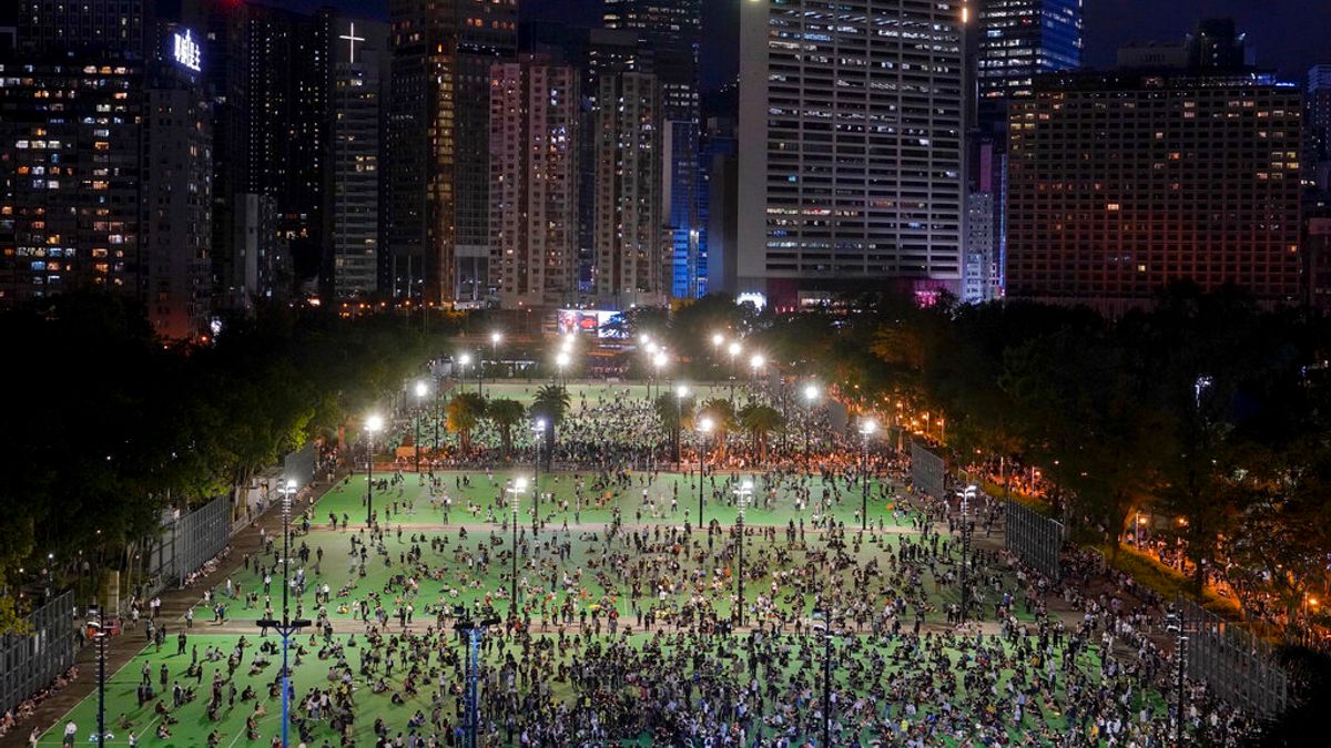 6月4日將近,香港法院最近的判決有殺雞儆猴、警告眾不要參與維多利亞公圍六四活動的意味∴圖為去年維園六四天31週年悼念會。(美聯社) 6月4日將近,香港法院最近的判決有殺雞儆猴、警告眾不要參與維多利亞公圍六四活動的意味∴圖為去年維園六四天31週年悼念會。(美聯社)