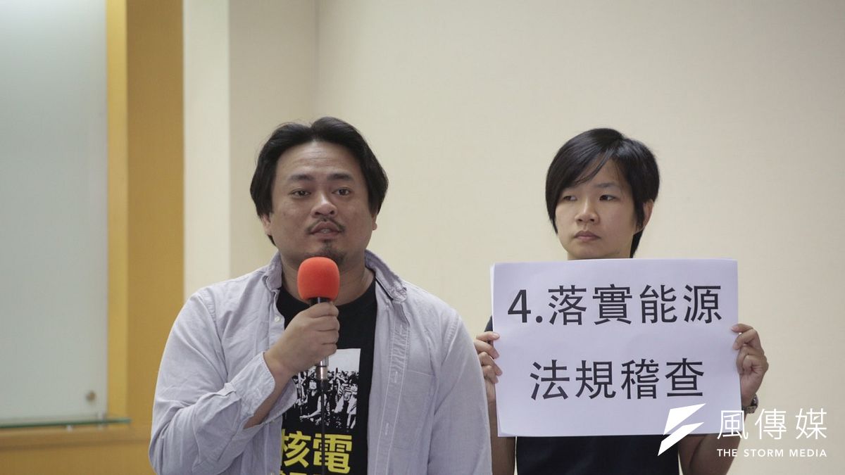 行政部門減少大戶用電有成,綠色公民行動聯盟副秘書長洪申翰(左)表示肯定。(資料照,曾原信攝) 行政部門減少大戶用電有成,綠色公民行動聯盟副秘書長洪申翰(左)表示肯定。(資料照,曾原信攝)