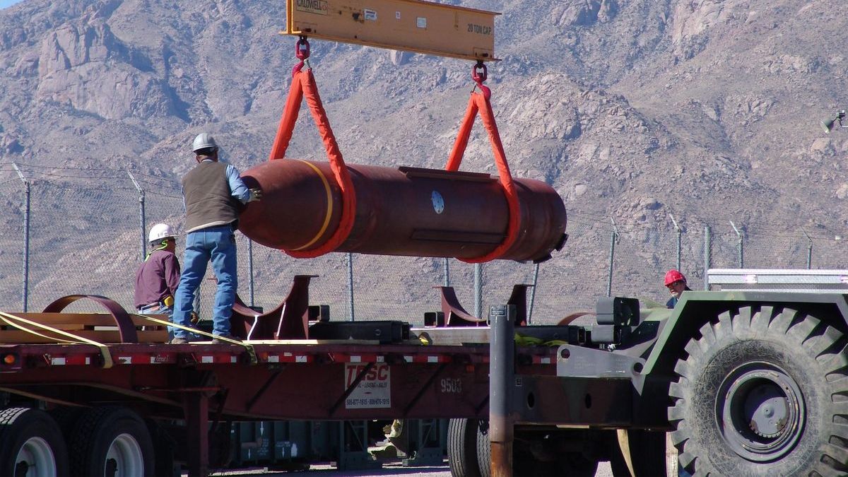 巨型鑽地彈(MOP)(維基百科) 巨型鑽地彈(MOP)(維基百科)