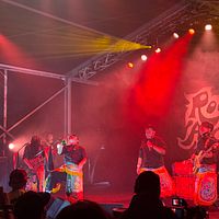 新人アーティスト枠「Rookie A Go‑Go」ステージに登場した台湾のバンド・震楽堂が、エネルギッシュなパフォーマンスで観客を魅了した。(写真/黃信維撮影) 新人アーティスト枠「Rookie A Go‑Go」ステージに登場した台湾のバンド・震楽堂が、エネルギッシュなパフォーマンスで観客を魅了した。(写真/黃信維撮影)