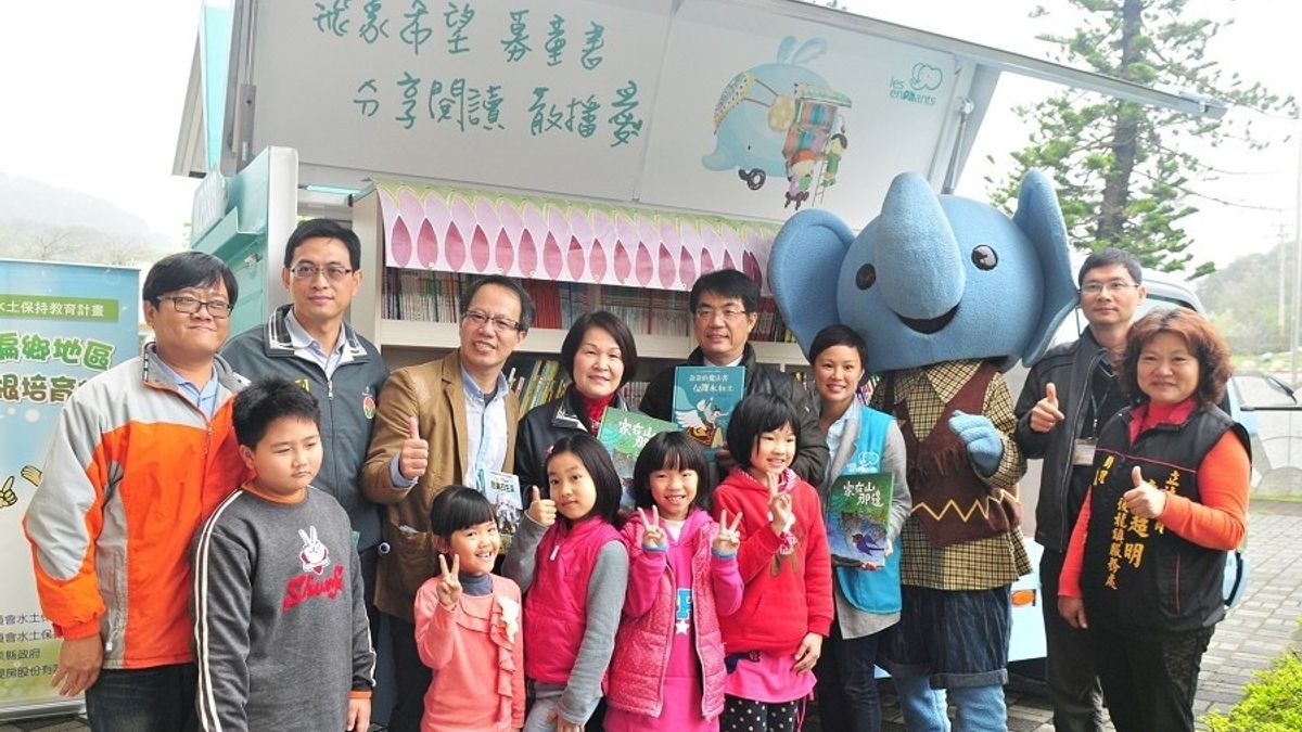 巡迴10所國小 苗縣「小象行動圖書車」紮根偏鄉教育 巡迴10所國小 苗縣「小象行動圖書車」紮根偏鄉教育