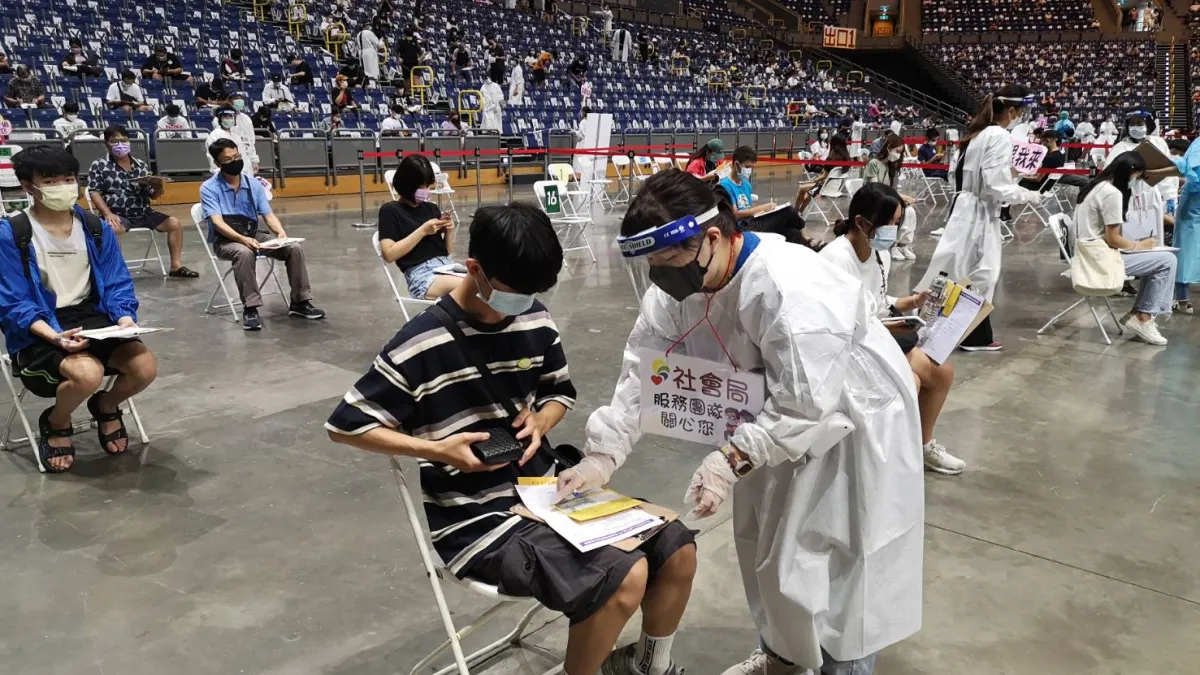 台灣持續施打新冠疫苗中,指揮中心也證實,接下來預計會開放百貨、賣場設站施打,目前都還在做場勘規劃中。(圖/高市府社會局提供)