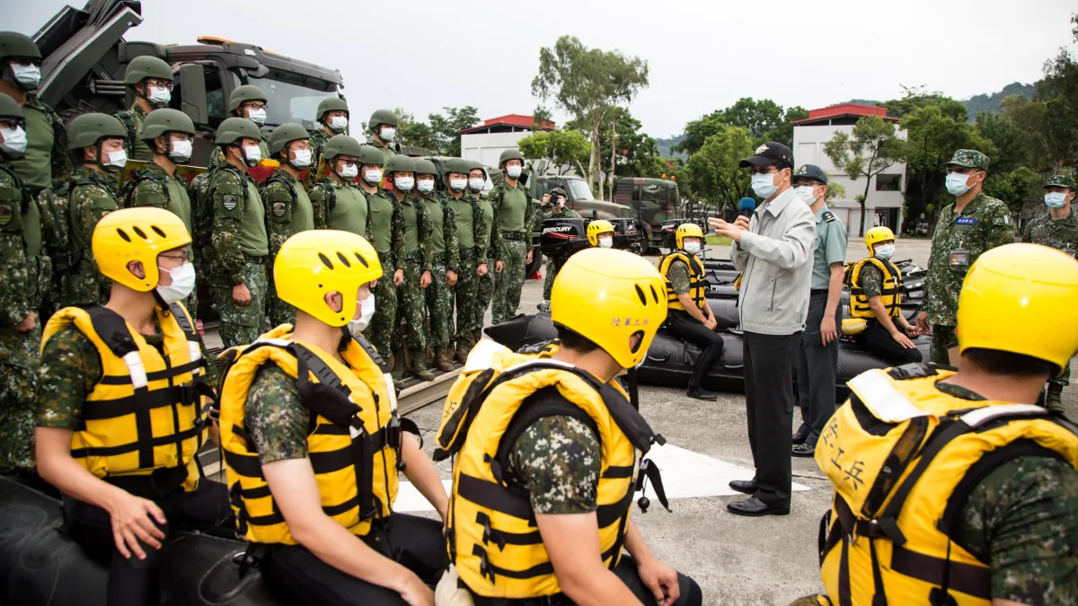 國防部長嚴德發(白衣者)今(21)日視導陸軍第52工兵群及陸軍裝甲第586旅等單位。(資料照,軍聞社提供)