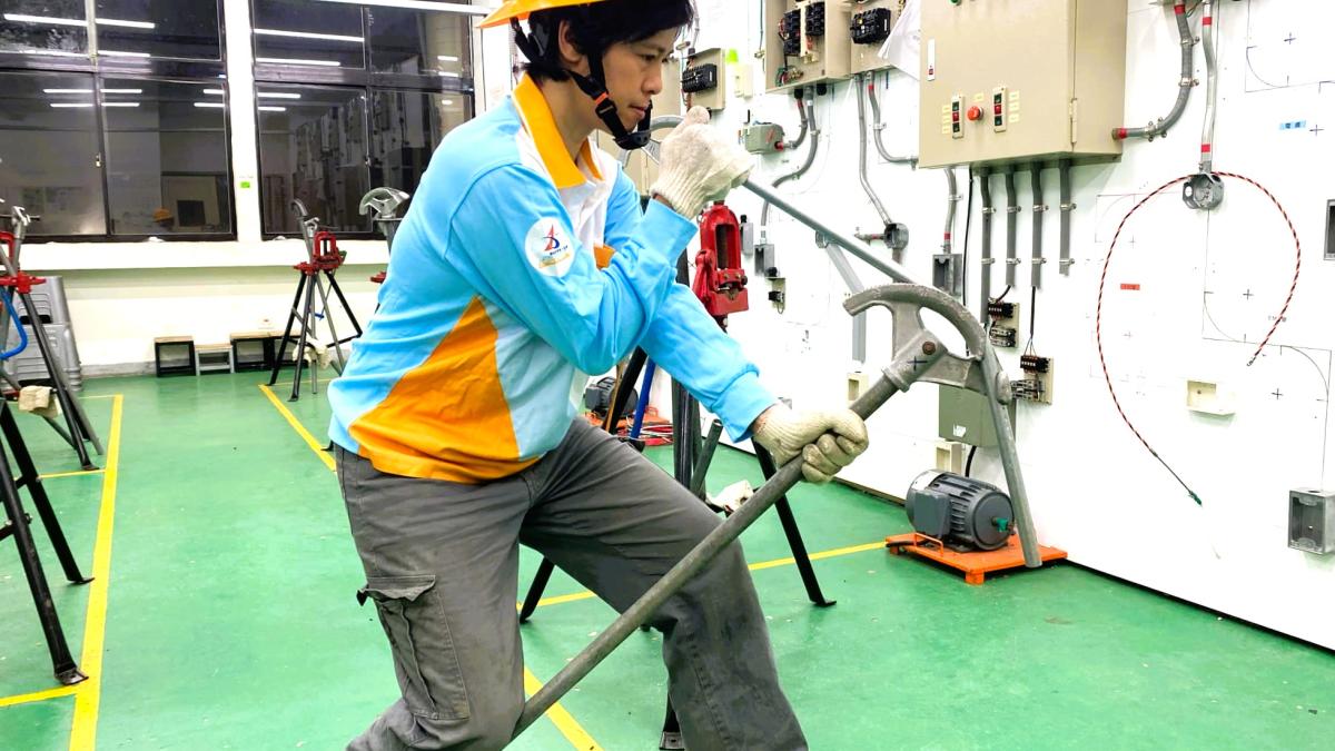 AI 資料中心缺工!勞動部推「水電機電職訓」就業率破 9 成,基建人才卡位