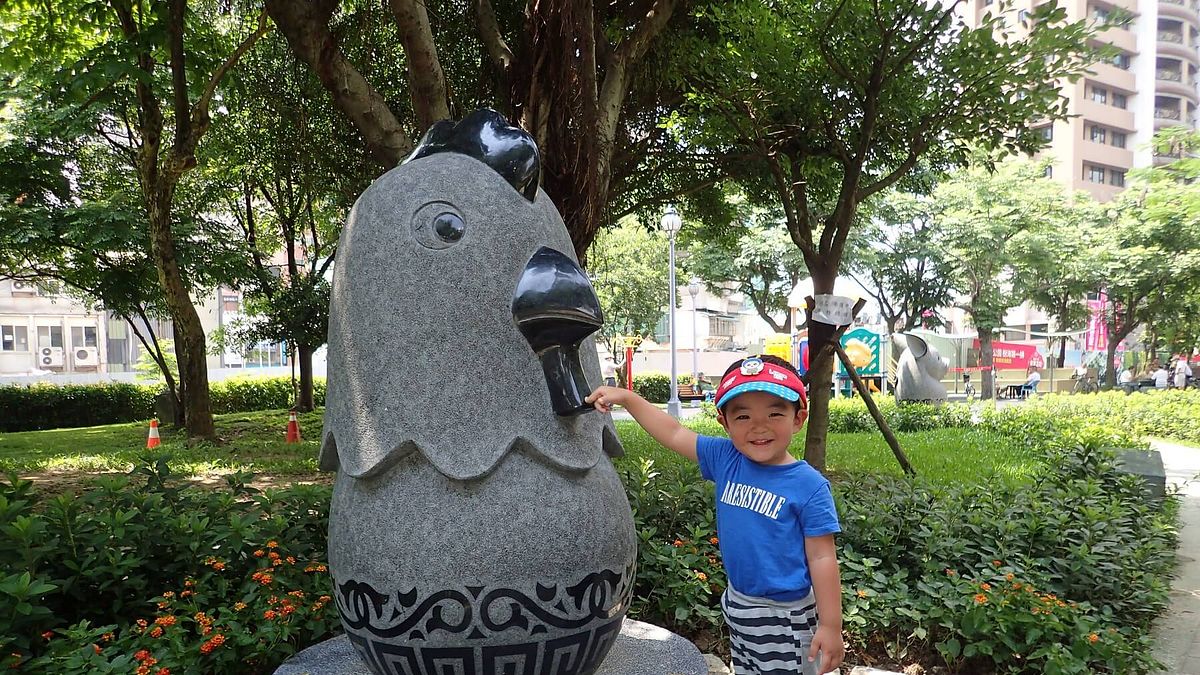 板橋區公所透過Q版12生肖打造庭園景觀廊道,圓胖的造型吸引不少家長帶著小孩前來散步。(圖/板橋區公所提供) 板橋區公所透過Q版12生肖打造庭園景觀廊道,圓胖的造型吸引不少家長帶著小孩前來散步。(圖/板橋區公所提供)