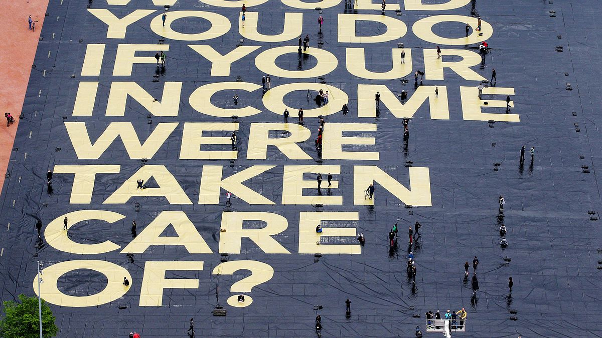 蘇格蘭4個地區將進行全民基本收入試驗計畫,圖為瑞士2016年6月舉行基本收入公投時,在日內瓦展示的巨幅地面海報「如果你的收入確保了,你會做些什麼事?」(美聯社) 蘇格蘭4個地區將進行全民基本收入試驗計畫,圖為瑞士2016年6月舉行基本收入公投時,在日內瓦展示的巨幅地面海報「如果你的收入確保了,你會做些什麼事?」(美聯社)
