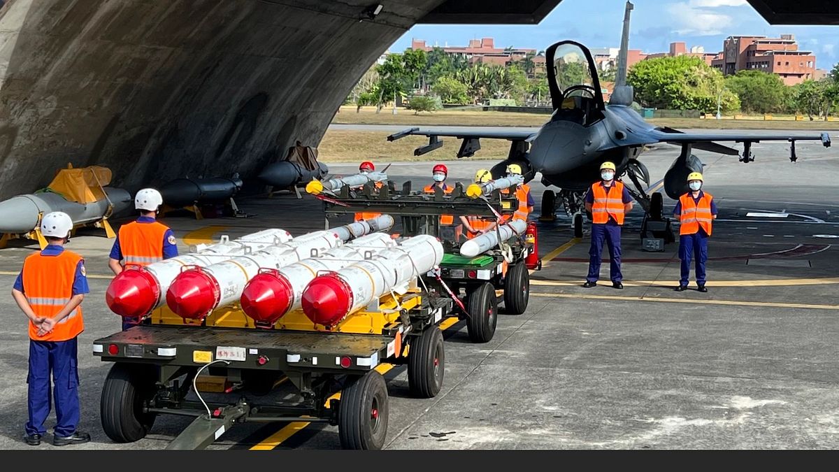 台灣軍隊士兵站在F16V戰機前,準備進行裝載美製AGM-84魚叉反艦飛彈及AIM-120和AIM-9空空飛彈的訓練。(美聯社) 台灣軍隊士兵站在F16V戰機前,準備進行裝載美製AGM-84魚叉反艦飛彈及AIM-120和AIM-9空空飛彈的訓練。(美聯社)