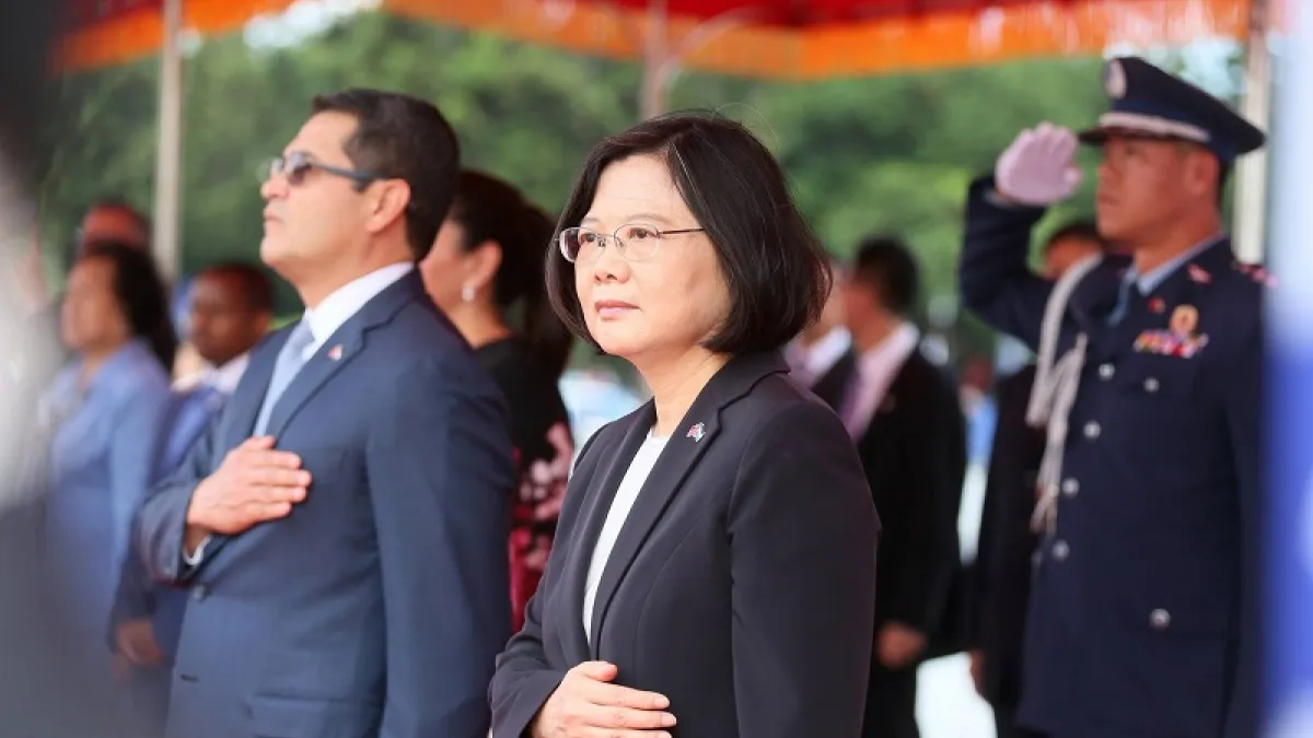 民調愈低,蔡英文愈急於強化領導,就不是不知行政立法司法一把抓的結果是更好?還是更壞?(取自蔡英文臉書)