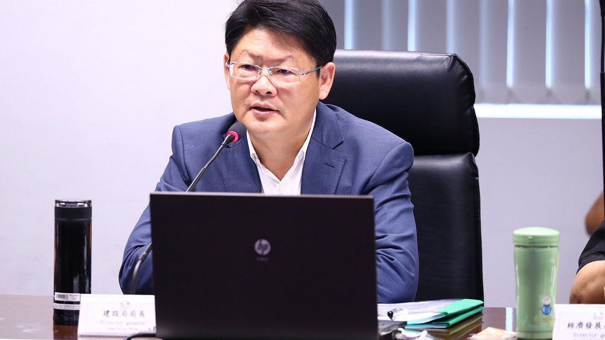 台中市府建設局長黃玉霖在市政會議中談中市推動「去塑化」遊具、增設無障礙通行、親子、共融,並廣植原生喬木,「每年每一行政區改造三座公園」為目標。(圖/台中市政府提供) 台中市府建設局長黃玉霖在市政會議中談中市推動「去塑化」遊具、增設無障礙通行、親子、共融,並廣植原生喬木,「每年每一行政區改造三座公園」為目標。(圖/台中市政府提供)