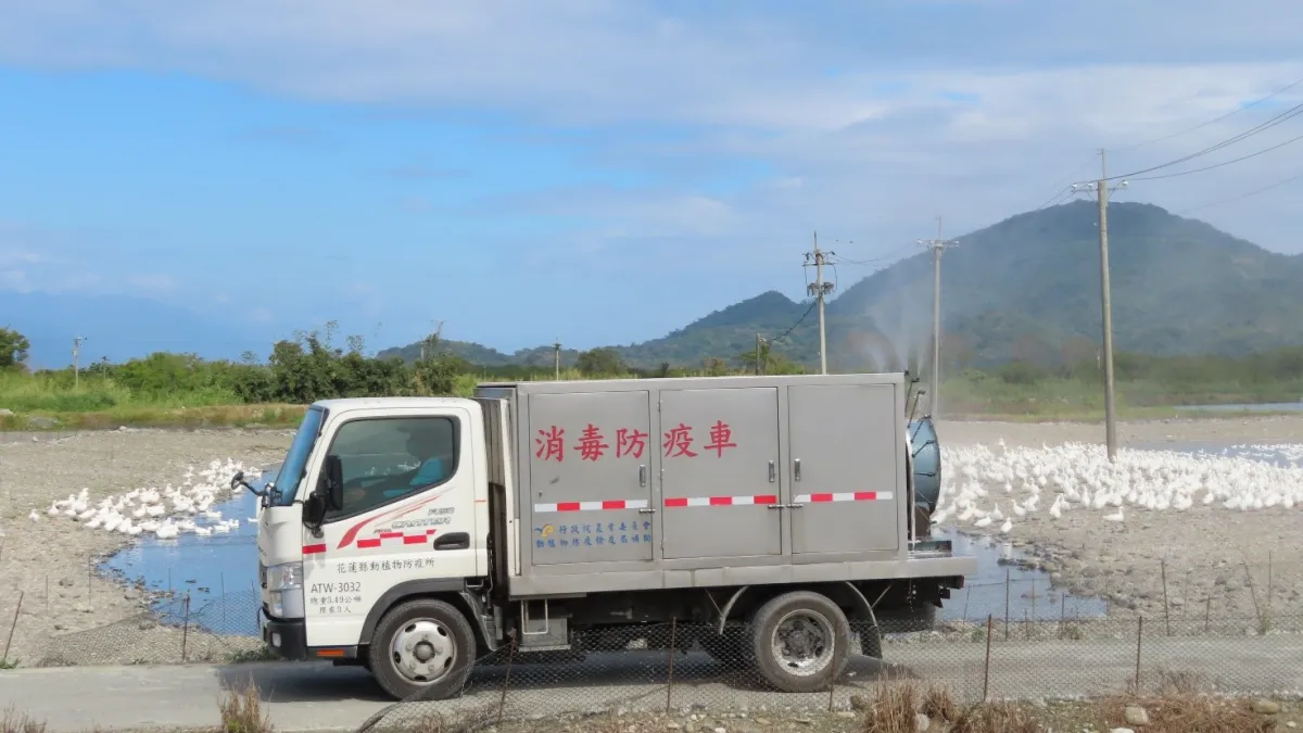 花蓮縣政府加強訪視養禽場,呼籲業者做好場內自衛防疫工作。(圖/花蓮縣政府提供)