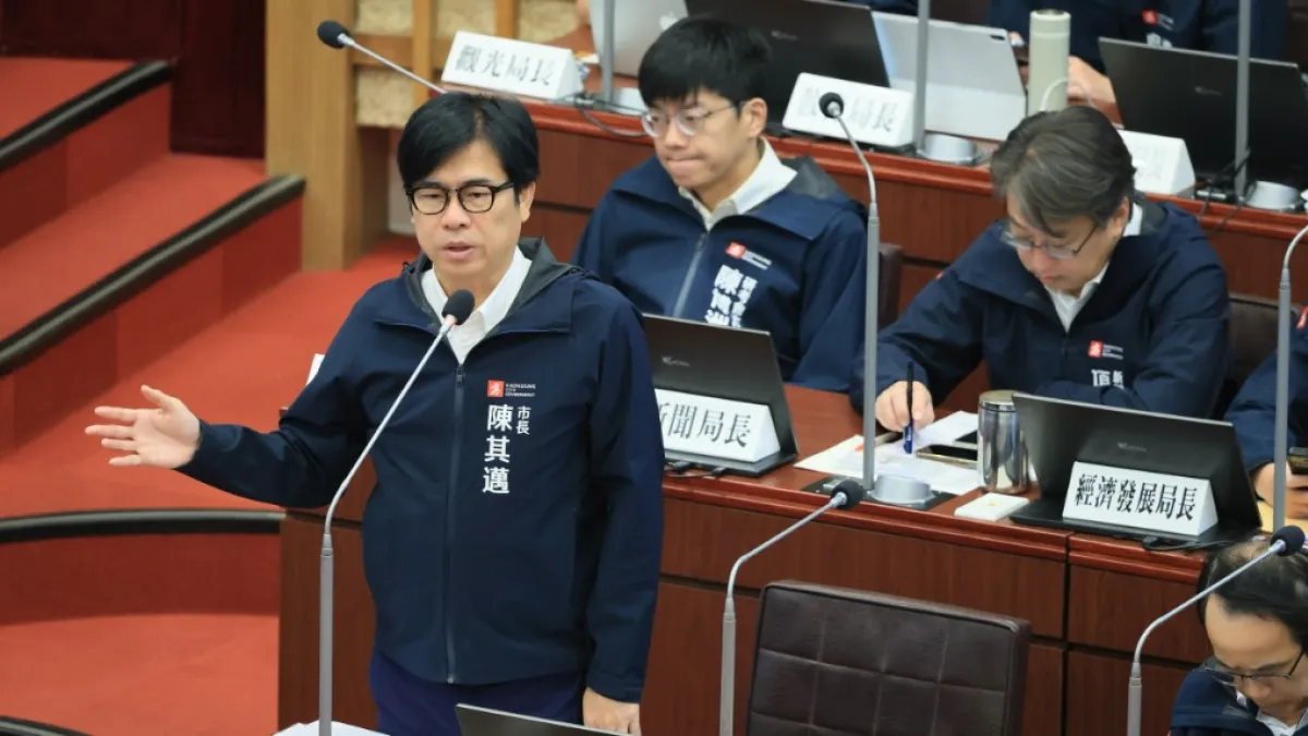 高雄市長陳其邁表示,市府推動旗津投入4.7億推動海岸、道路改善工程,盼透過便捷交通將市區觀光人口連結至旗津。(圖/高雄市政府提供)