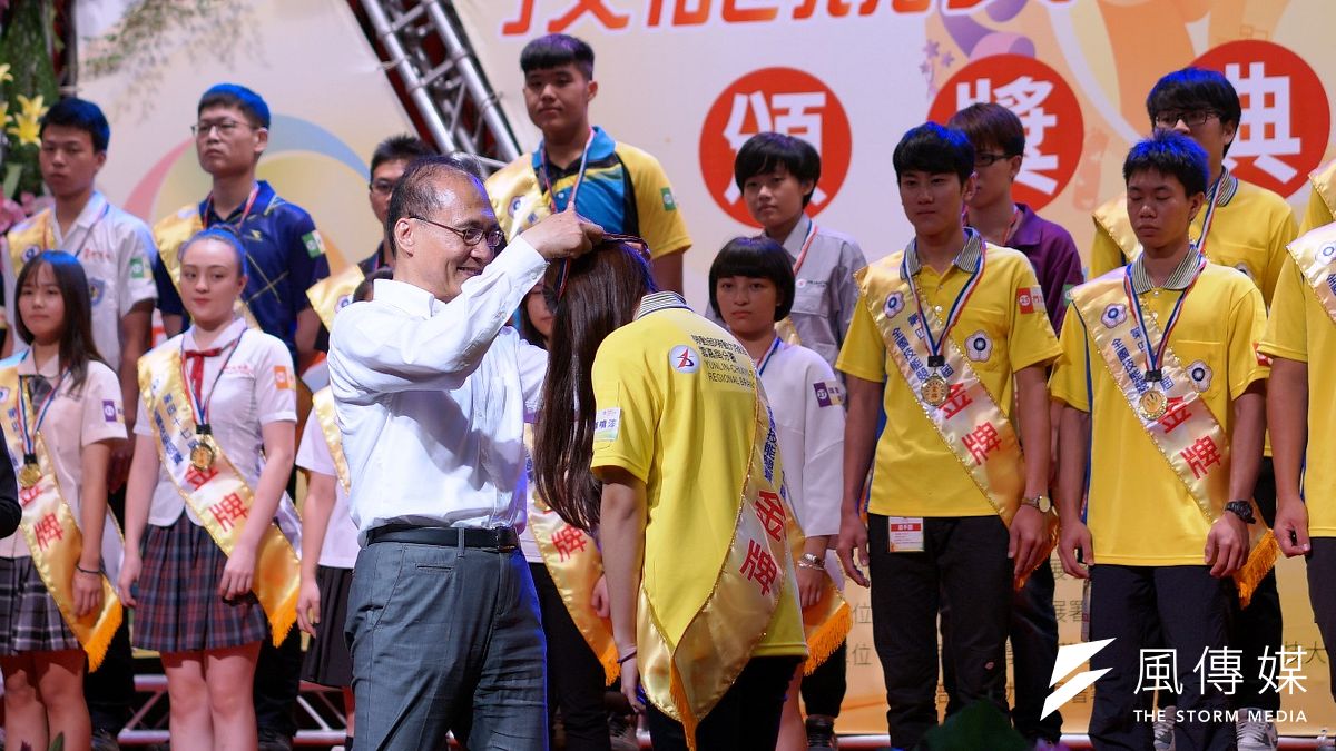 行政院院長林全為金牌選手頒發獎章。(圖/曾家祥攝) 行政院院長林全為金牌選手頒發獎章。(圖/曾家祥攝)