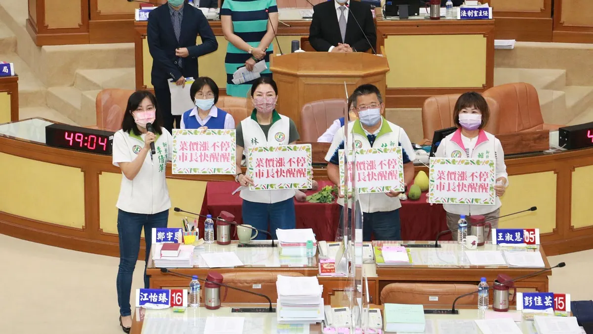 新北市長侯友宜今(16)日赴議會接受總質詢,由李倩萍、林銘仁、賴秋媚與林裔綺等議員聯合質詢。(圖/李梅瑛攝)