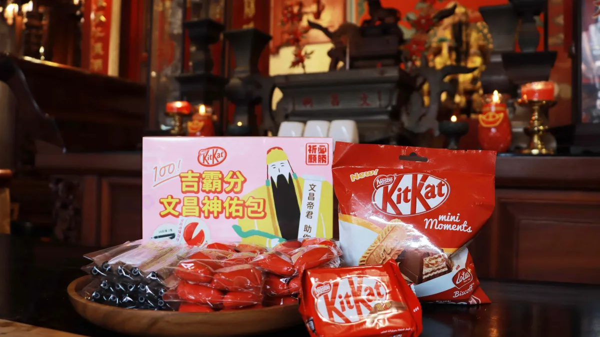 KitKat「吉霸分文昌神佑包」內含過爐過的2B鉛筆和擲筊造型橡皮擦還有KitKat經典4指包以及全台瘋搶的KitKat Lotus蓮花脆餅威化巧克力