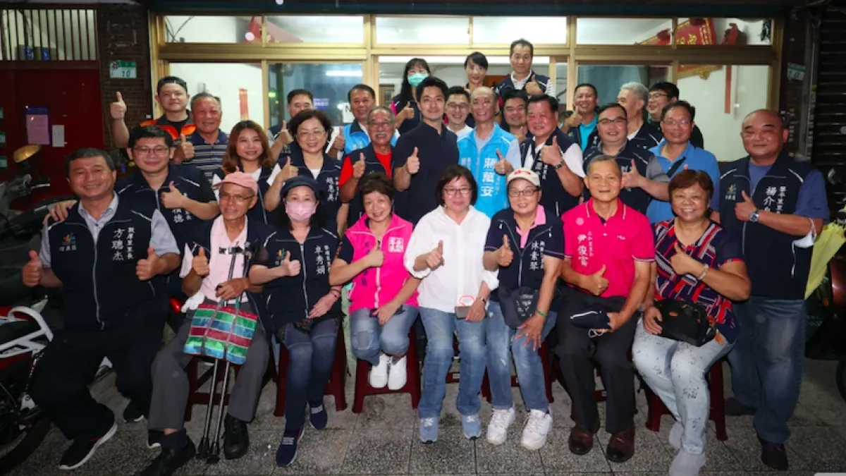 國民黨候選人蔣萬安1日晚間在議員陳永德服務處內與超過30位里長餐敘。(蔣萬安辦公室提供)